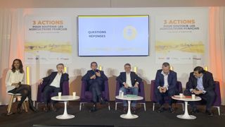 Alexandre Bompard, PDG de Carrefour, demandait de la transparence sur la MPA dans les négociations commerciales de la part des industriels lors d'une conférence de presse organisée par Karine Le Marchand, le 26 février au Sia.
(de g. à dr. : Dominique Schelcher, PDG de Coopérative U, Alexandre Bompard, Philippe Palazzi, directeur général du groupe Casino,
Thierry Cotillard, président du groupement Les Mousquetaires,
Guillaume Darrasse, DG d'Auchan Retail, président d'Auchan France. Alexandre Bompard, PDG de Carrefour, demandait de la transparence sur la MPA dans les négociations commerciales de la part des industriels lors d'une conférence de presse organisée par Karine Le Marchand, le 26 février au Sia.
(de g. à dr. : Dominique Schelcher, PDG de Coopérative U, Alexandre Bompard, Philippe Palazzi, directeur général du groupe Casino,
Thierry Cotillard, président du groupement Les Mousquetaires,
Guillaume Darrasse, DG d'Auchan Retail, président d'Auchan France.